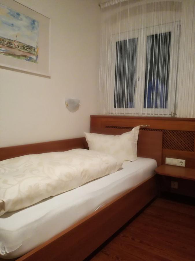 Gaststaette Peperoni Hotel บีเบอราค อันแดร์ ริสส์ ภายนอก รูปภาพ