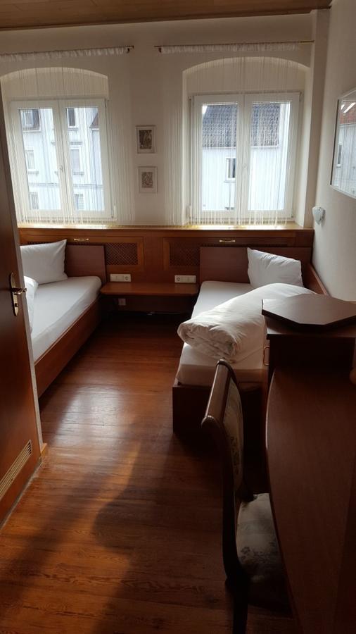Gaststaette Peperoni Hotel บีเบอราค อันแดร์ ริสส์ ภายนอก รูปภาพ